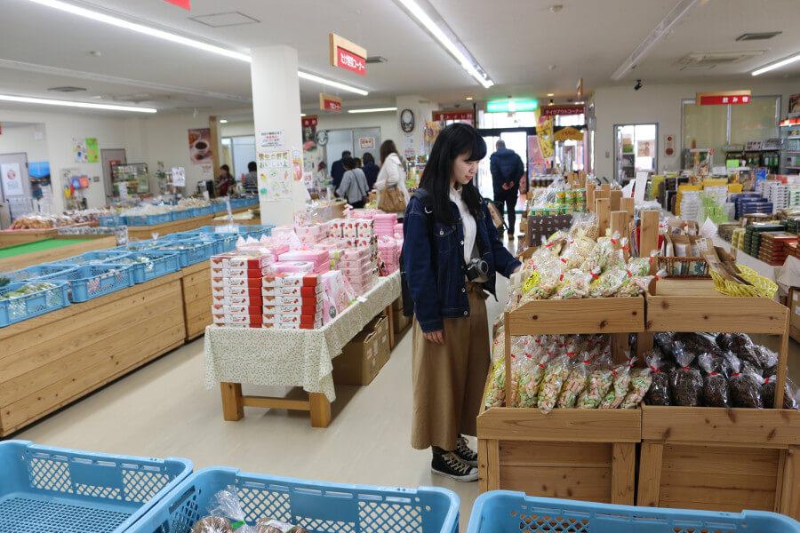 ドライブのおやつに道の駅の店内で地元の方が手作りした一品を買い物するのもおすすめ