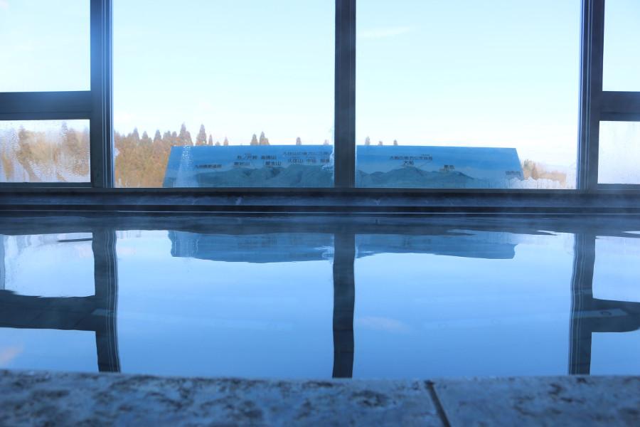 絶景温泉としても知られる荻の里温泉は、大浴場と露天風呂から九重連山や由布岳を一望できます