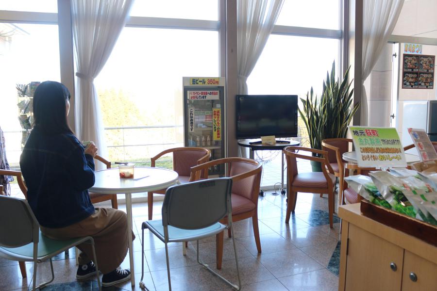 湯上がりには雄大な景色を眺めながらゆっくりとお茶を楽しみましょう。梅抹茶やとうがらし茶はうれしい無料サービス