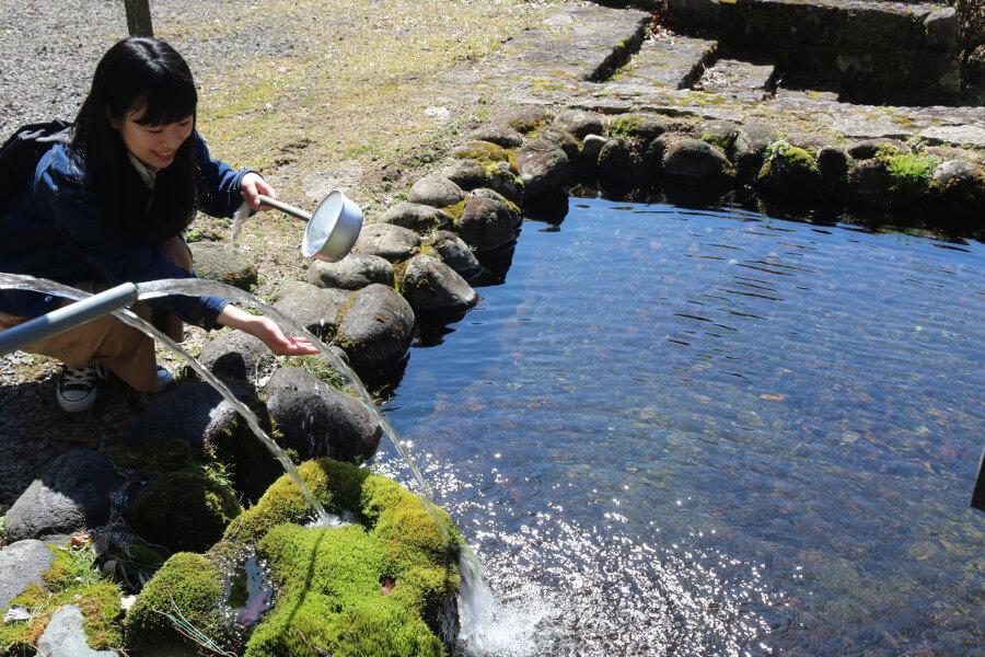 持ち帰ることもできる茶屋の前にある湧き水。ひんやりとした天然水は食事や歩いた後にうれしいですね
