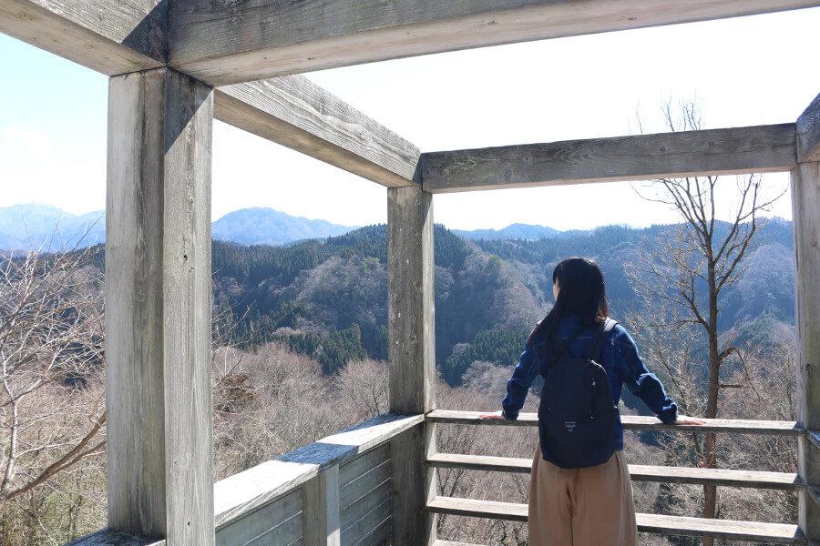 名水茶屋駐車場を出て道を左に曲がり道なりに、800メートルほど高台に進むと「陽目渓谷展望所」があります