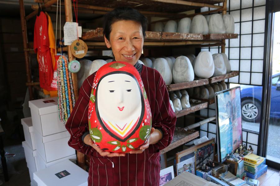 出迎えてくれるのは3代目の後藤久美子さん。今では姫だるまの作り手は竹田ではここだけなのだとか