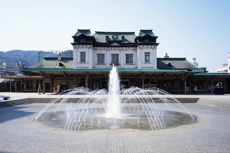 大正3年に建てられた駅舎。現在門司港駅は駅舎を大規模保存修理工事中（2019年度完了予定）ですが、当時の面影の残る青銅製の手水鉢や、大理石とタイルばりの洗面所などは見る事ができます