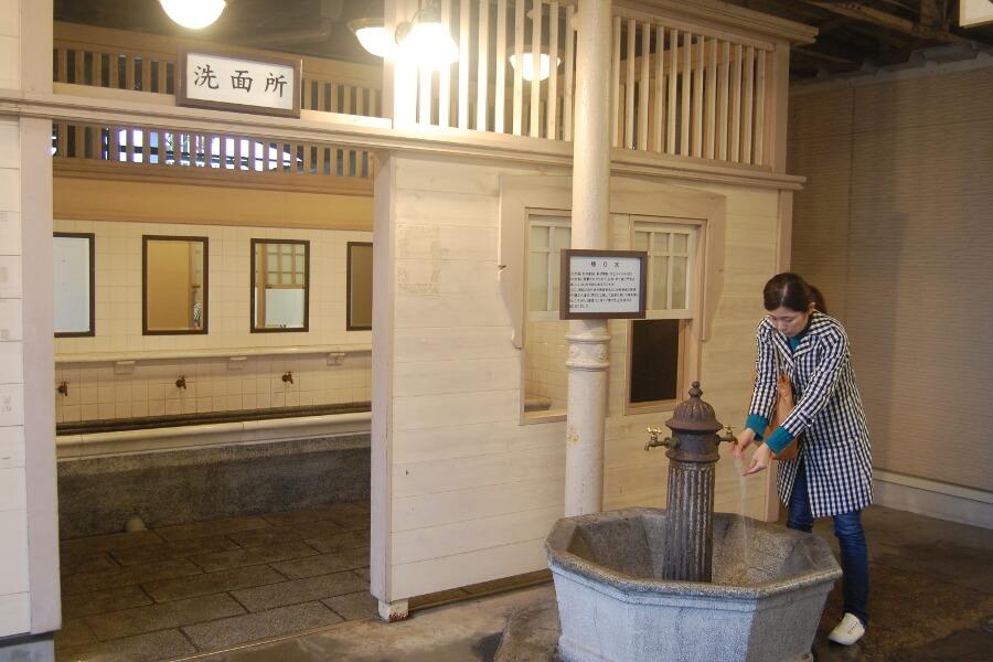 改札を出て右側にある洗面所まわりでは建設当時の佇まいを感じることができます。蒸気機関車が走っていたころ、煙で真っ黒になった顔や手を洗うため設置された大理石とタイルばりの洗面所。その前には人々の喉を潤した「帰り水」と呼ばれる現役の蛇口も残っています
