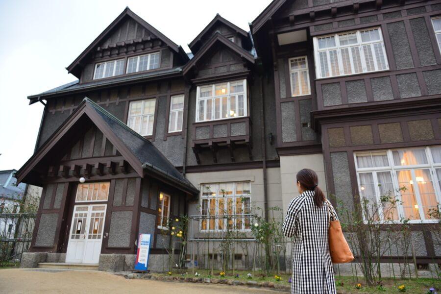 門司港駅から歩いてすぐのところにある「旧門司三井倶楽部」。華麗かつ重圧なデザインが施されたかつての迎賓館は、大正ロマンを深くうかがうことができます