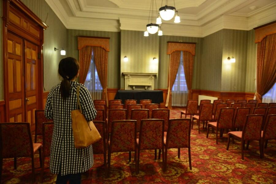 1階はレストランやイベントスペースとなっています。当時の面影を残すレストランでは、門司港名物の焼きカレーやふくの懐石料理を味わうことができますよ