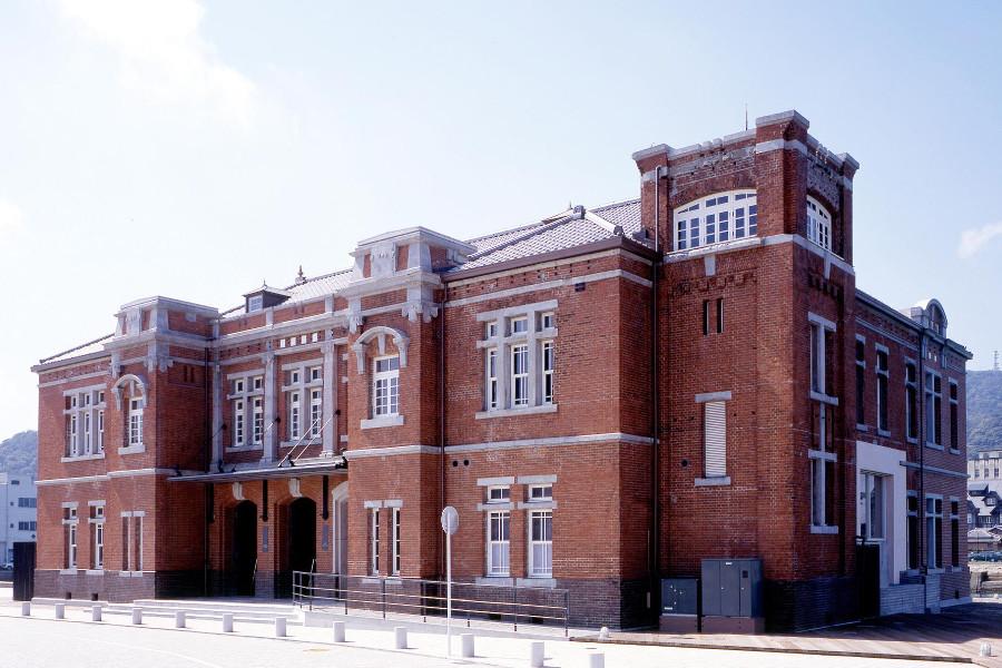 明治から昭和初期まで税関庁舎として使用されていた建物。休憩室や展望室、カフェが入っており、散策の途中に立ち寄ってみましょう