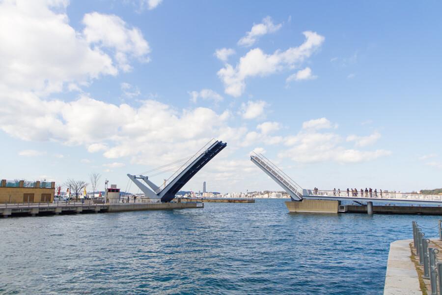 2階は展望室となっており、関門海峡や関門大橋、「恋人の聖地」になっている、日本最大級の歩行者専用のはね橋「ブルーウィングもじ」を望めます