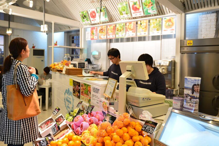 館内にある、季節のフルーツをたっぷり使ったパフェを味わえる「Mooon de retro」。甘いスイーツにホッと一息