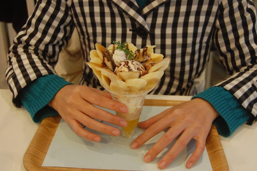 名物のバナナがたっぷりのった「焼きバナナパルフェ」は、門司港限定で是非味わいたい一品。門司港レトロを一望できるテラス席もあります