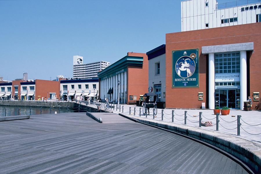 門司港レトロの中心にある海峡プラザには、焼きカレーなどのご当地グルメを味わえるレストランの他、門司港ならではの土産物が揃うショップが入っています