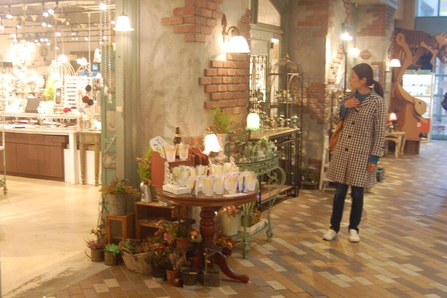 レトロな街にふさわしいアンティーク雑貨店、オルゴールやガラス細工、アクセサリー作りを体験できるショップも。旅の記念にいかがでしょう