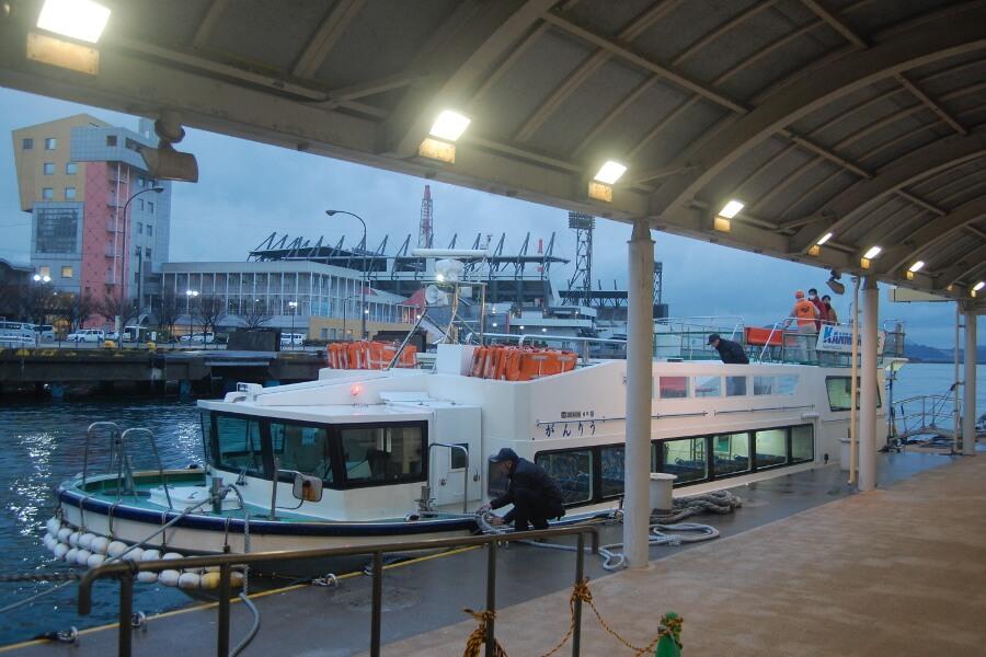 クルージングは小倉港からの出発。洞海湾を八幡西区まで続く大規模な工場群を約110分クルージング。（第4週目を除く毎週土日の運航）。船内では工場夜景ナビゲーターが工場夜景や北九州市の魅力をたっぷり案内してくれます。ものづくりの街として発展してきた北九州の原風景を目に焼き付けましょう