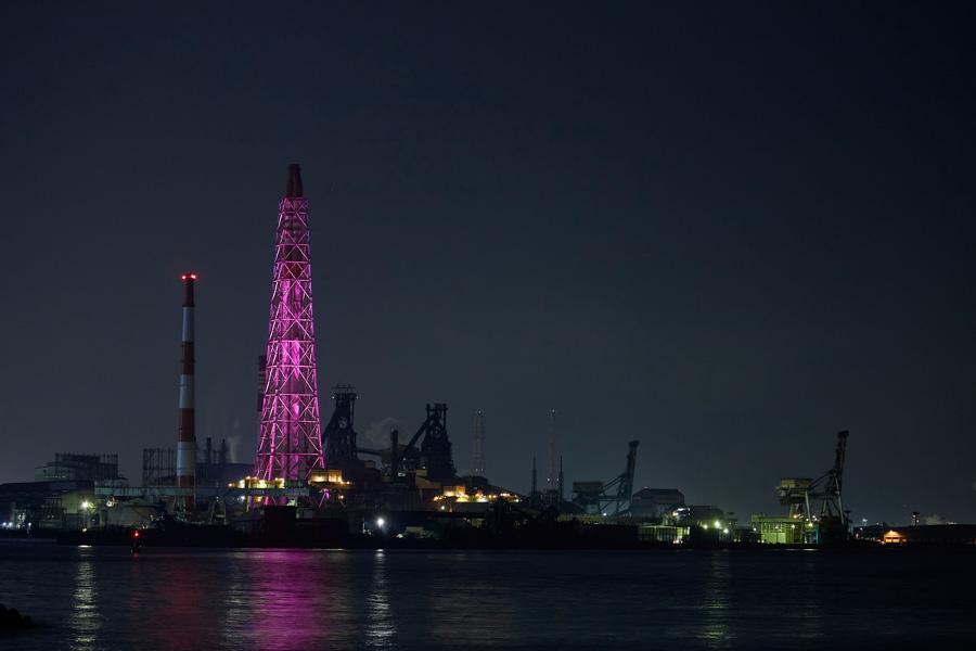 新日鐵住金（株）八幡製鐵所小倉地区に建つ高さ205メートルの煙突「北九州アイアンツリー」。市制50周年の記念事業のひとつとしてライトアップされるようになり、ピンク、青、黄、緑、紫と色味が変化します