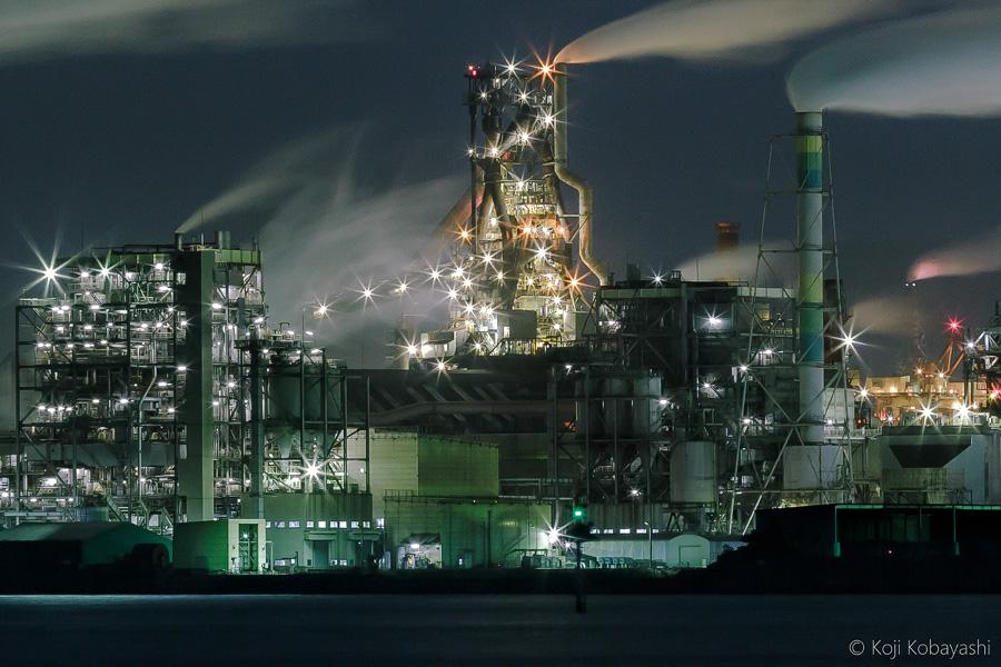 日本初の銑鋼一貫生産を行う官営製鉄所として操業以来、日本の鉄鋼業界のリーダーとして役割を果たしてきた「新日鐡住金（株）八幡製鐡所」。高炉をはじめ、多種多彩な工場景観を広範囲に望めます。海上からは陸地とはまた違った景色を楽しめますよ