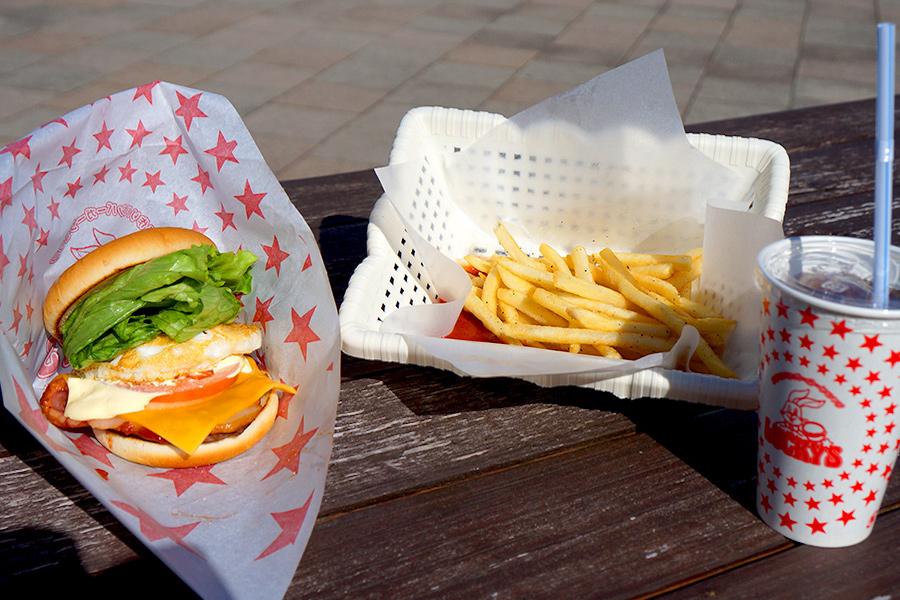 トリプルバーガーは、ジューシーで肉厚、ボリューム満点 トリプルバーガーは、ジューシーで肉厚、ボリューム満点