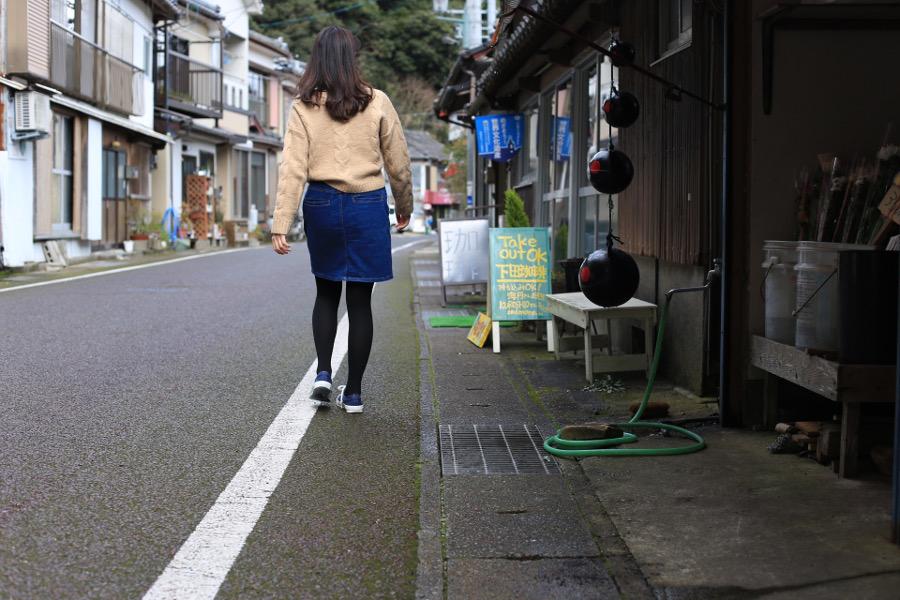 天草空港から車で40分。細い路地「トウヤ」を抜けながら散策。海に面している家には、木で作られた土地活用のための「カケ」があります