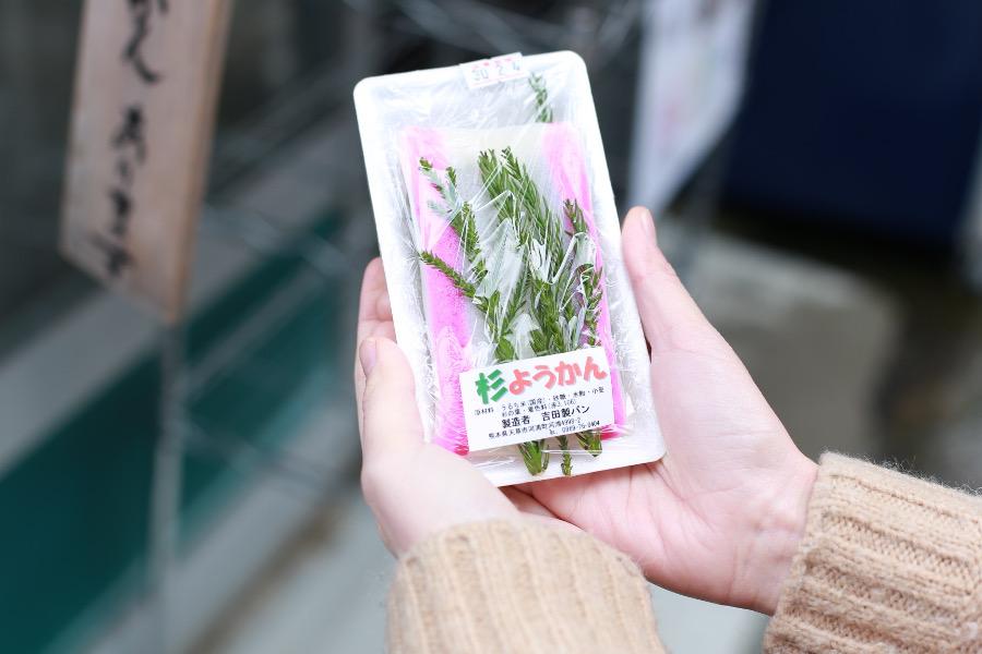 天草名物「杉ようかん」。あんこ餅にちかく、杉の葉の香りがアクセントに