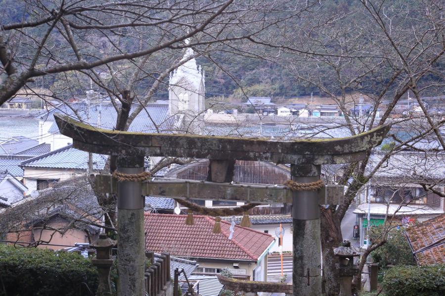 神道やキリスト教が入り混じるエリアとあって、﨑津諏訪神社の鳥居の先に教会！