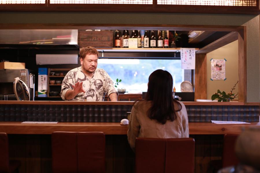 港町ならではの寿司を求めて海月（くらげ）へ。カウンター席はカジュアルなつくりで、ひとりでも安心