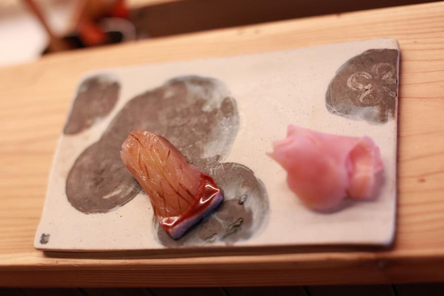 﨑津漁協から仕入れた、新鮮な旬の魚をネタに1貫ずつ並びます