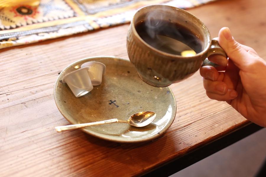 珈琲の受け皿には隠れキリシタンを意識したデザインがあしらわれています