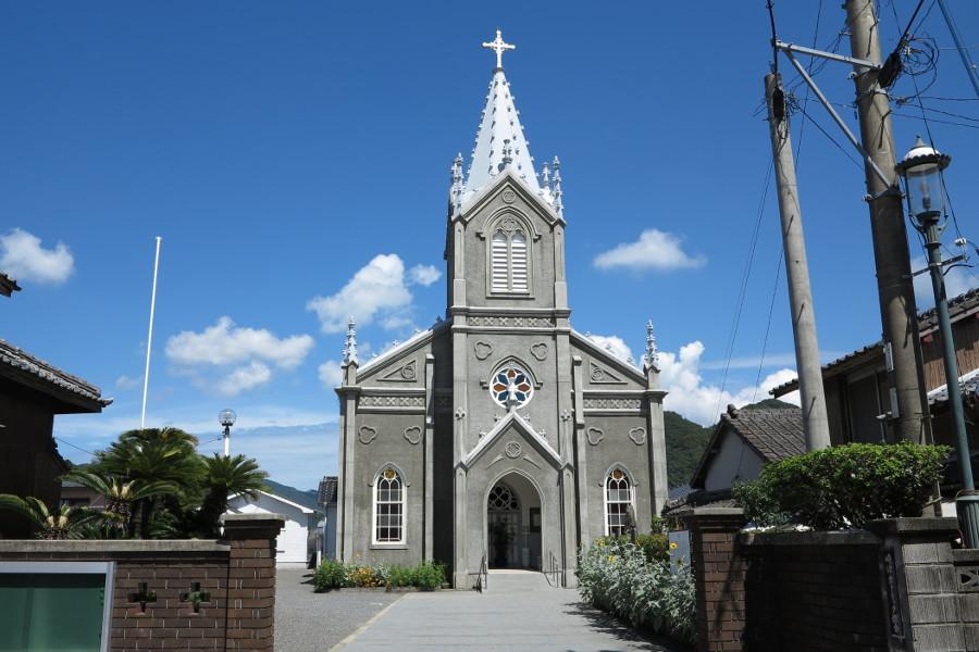 海に溶け込み「海の天主堂」とも。内部は畳敷きで、祭壇はかつて絵踏みが行われていた場所だとか
