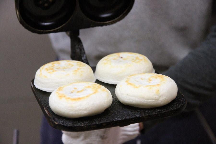焼き上がったばかりの梅ヶ枝餅。外はパリッと、中はもちっとした食感です