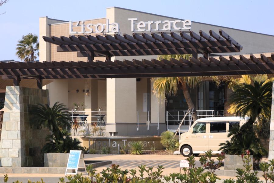 リゾテラス天草は、有明海が一望できる港沿いのおしゃれスポット。熊本市内から車で約40分と、ドライブデートにぴったりです