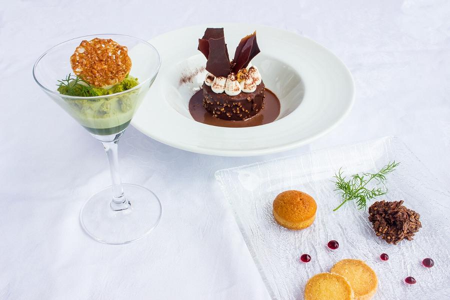 チョコケーキ、ラズベリーソースを添えたチーズケーキと焼き菓子と、季節によってスイーツは日々進化しています