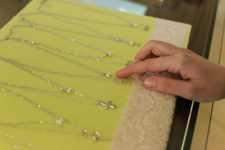 館内では、天草で採れた真珠の加工・販売を行っています。あこや本真珠・淡水パールなどのネックレスはどれもかわいいものばかり