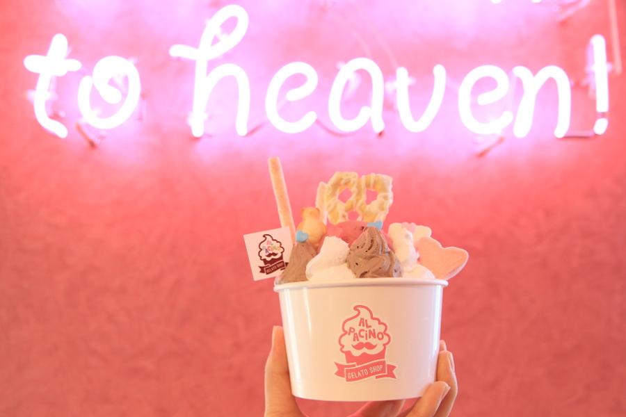 イタリアンジェラートが3種入った、アルパチーノサンデーは写真映え必須アイテム。海を景色に、テラス席で食べるのもおすすめですよ