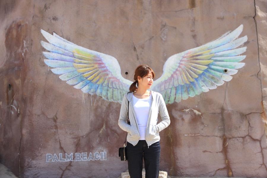 海岸へと降りると、壁面に描かれた天使の羽が。フォトジェニックな1枚を記念に残してみて
