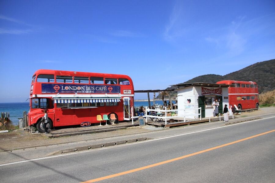 海岸沿いにロンドンバスが2台も出現。青い空に赤い車体がインパクト大