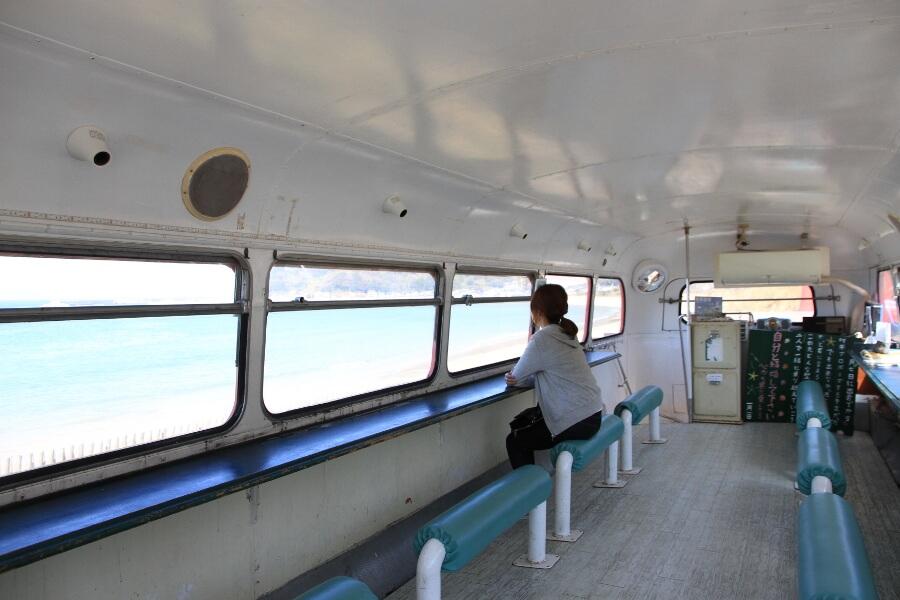 2階建ての車内へ入ると、眺めは最高！　目の前ではサーフィンが、遠くには船影が浮かび、バスの高さに感心