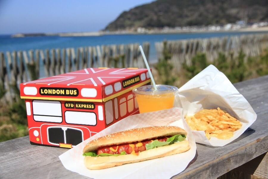 ホットドックとチップス、ソフトドリンクがセットのロンドンバスセット。かわいい箱は3種もあり、持ち帰れます