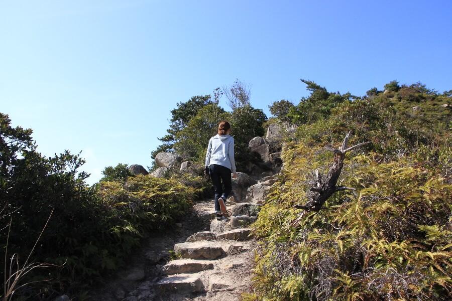 駐車場から頂上まで15分ほど。岩山のため、スニーカーをチョイスし、軽いハイキングを楽しんで