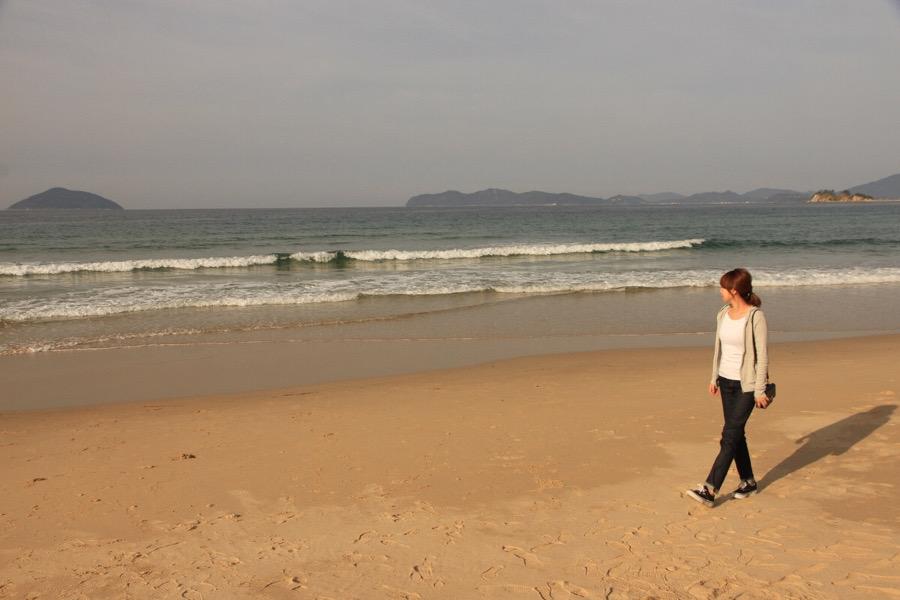 糸島エリアから唐津方面の姉子の浜へ。だれも歩いていない場所で足を滑らせてみて