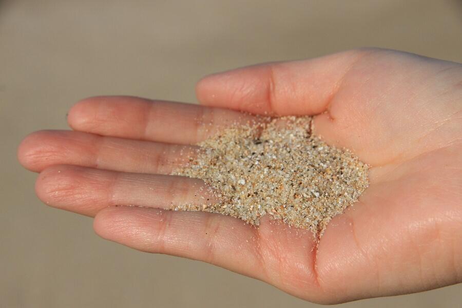 結晶の細かさと、手入れの行き届いた砂浜だからこその音が聞こえますよ