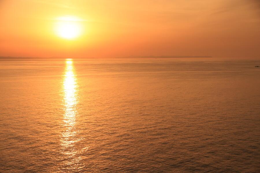 沈む夕日を眺めながら、さざ波と鳴き砂に癒されるひとときを満喫してください