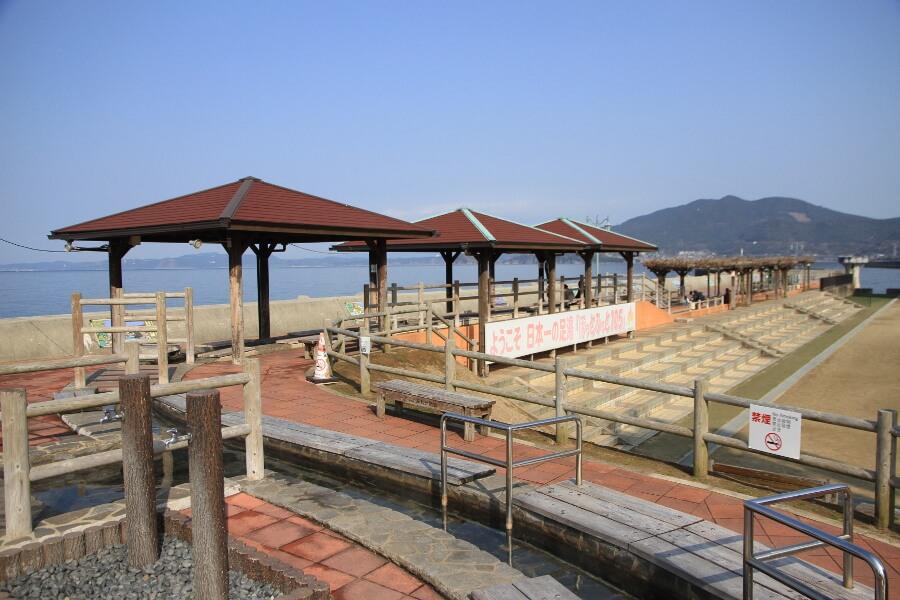 目の前に橘湾を望む日本一長い足湯は、夕暮れ時がおすすめ。まずは、足湯に隣接する利用無料の「蒸し釜」で腹ごしらえを（貸しカゴ料200円／30分）