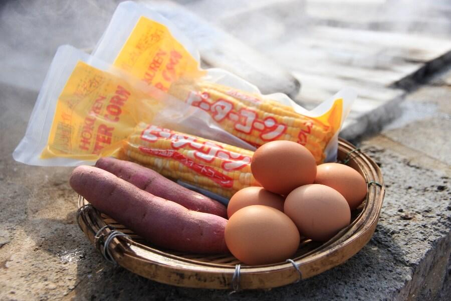 卵やサツマイモ、コーンは現地でも販売されており、手ぶらでも楽しむ事ができますよ。橘湾を望むテーブルもあるので、ホッカホカの蒸したてを頂きましょう