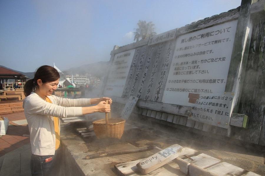 持ち込んだ食材や、現地で調達した食材を専用の蒸しカゴに入れて蒸し釜へ。目の前の橘湾で獲れた海の幸を買って蒸すのも一興です