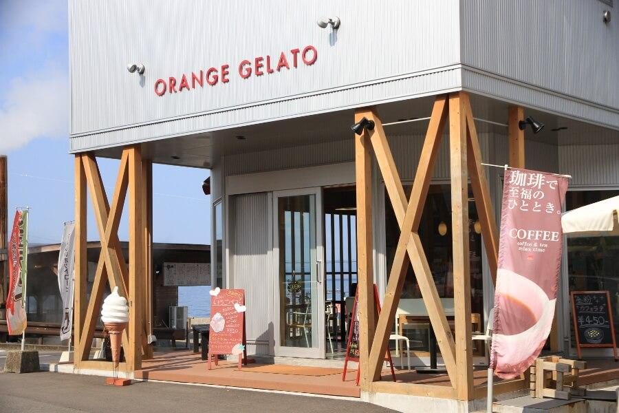 蒸し料理でお腹を満たしたら、さっぱりジェラートでお口直し。蒸し釜からすぐの「オレンジジェラート」では、小浜産の牛乳に地元産の野菜やフルーツを使ったジェラートを味わえます