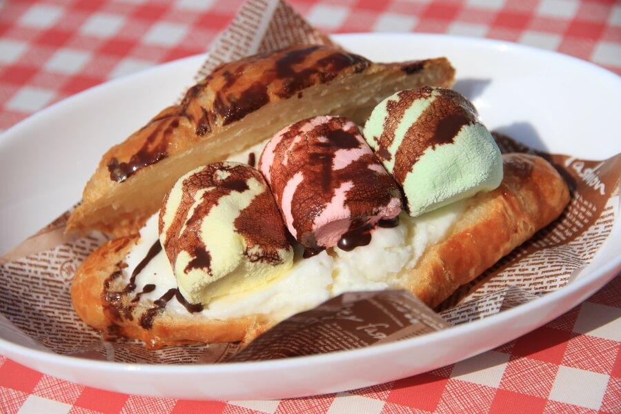 温めたクロワッサンに冷たいジェラートと焼きマシュマロを入れた「クロワッサンジェラート」。中に入れるジェラートは好きなものを選ぶことができます