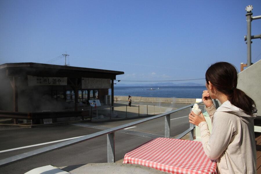 イートインスペースは店内の他、テラス席もあり、天気のいい日は海を望む抜群のロケーションでジェラートを頂けますよ
