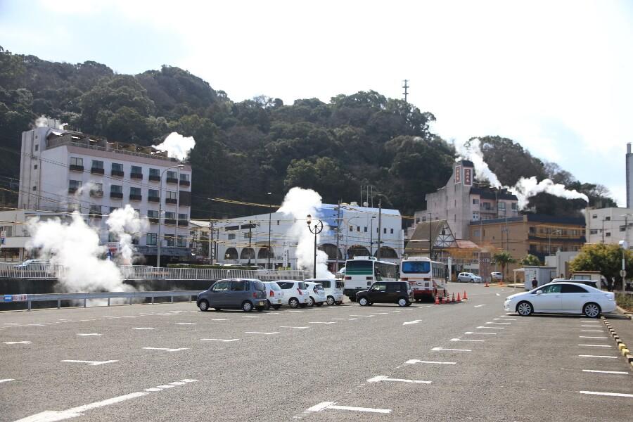 湯けむりたなびく小浜温泉に着いたらまず訪れたいのが、広い駐車場（有料）を完備している小浜マリンパーク。日本一長い「足湯」と、無料で利用できる「蒸し釜」