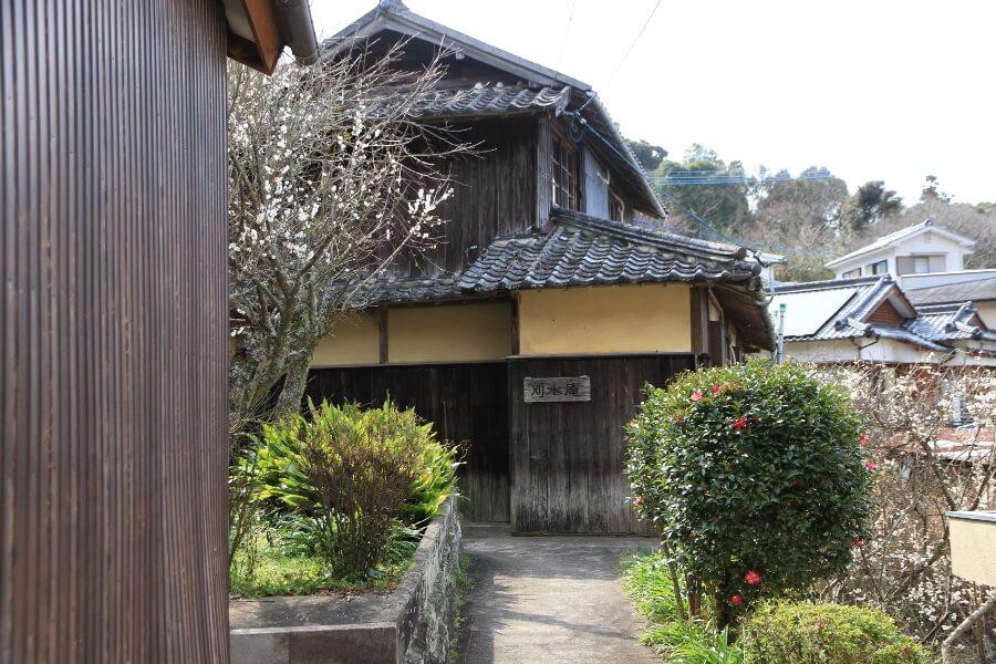 温泉街から少し坂を上った集落に静かに佇む「刈水庵」。築80年の大工の棟梁の屋敷を改装した建物で、過去と現在とがうまく融合した心地よい空間が広がります