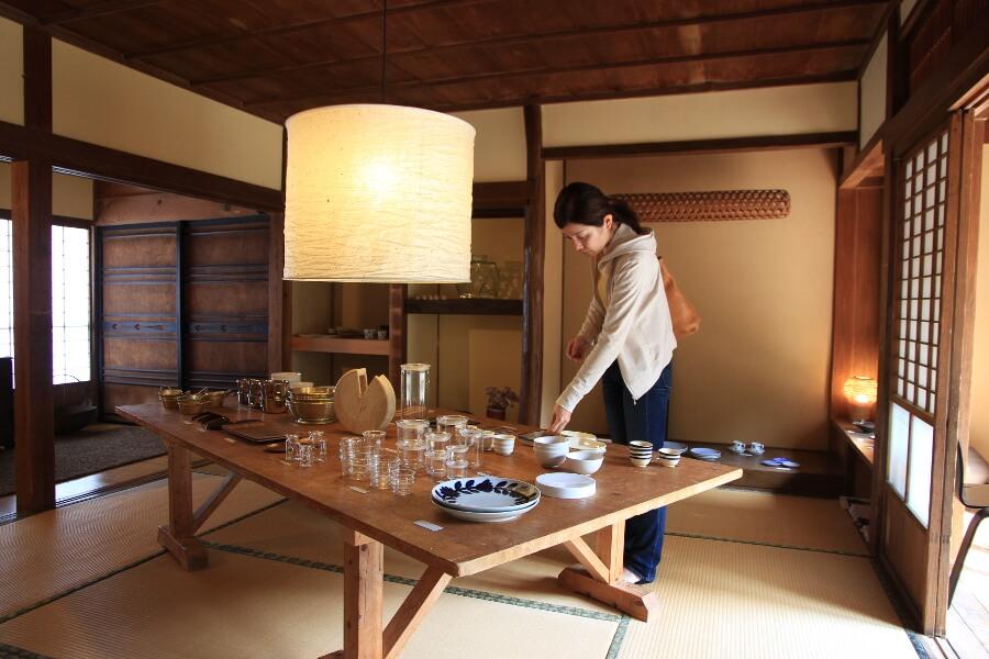1階のショップでは、長崎県内の作家による陶磁器など工芸品を販売。竹細工のアクセサリーなど、珍しくかわいい小物もありますよ