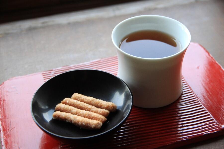 雲仙ほうじ茶や自家焙煎コーヒーなどのドリンクとお菓子がセットになったメニューの他、ランチでは季節のオリジナルカレーも味わえます